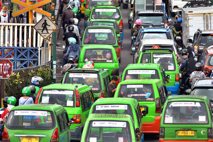 Sehingga nantinya masyarakat bisa meninggalkan angkutan pribadi dan akhirnya dapat mengurangi tingkat kemacetan. ANTARA/Arif Firmansyah  