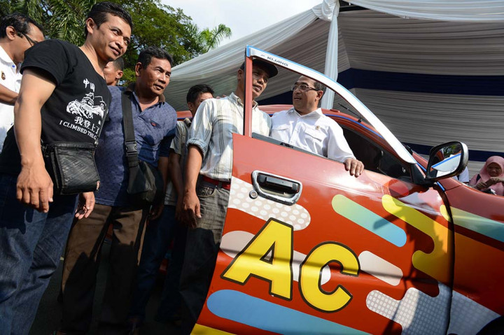 Menteri Perhubungan Budi Karya Sumadi menargetkan semua angkot harus ber-AC paling lambat Februari 2018. ANTARA/Puspa Perwitasari