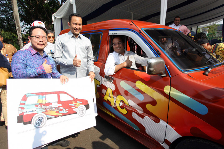 GO-CAR dan Uber memberikan fasilitas pemasangan pendingin udara (AC) bagi angkutan kota sebagai bentuk kolaborasi transportasi konvensional dan dan daring untuk meningkatkan pelayanan transportasi umum di kawasan DKI Jakarta, Tangerang, Bekasi, dan Bogor. ANTARA/Puspa Perwitasari