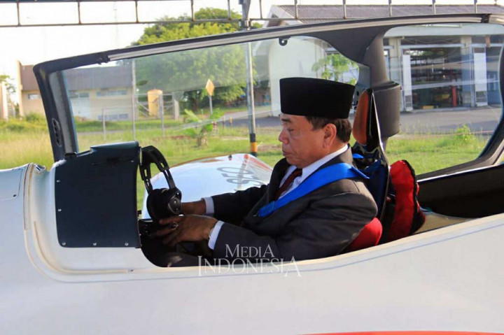 Gubernur Aceh Irwandi Yusuf bersiap menerbangkan sendiri pesawat shark aero dari Bandara Sultan Iskandar Muda, Blang Bintang, Aceh Besar. MI/Ferdian Ananda Majni