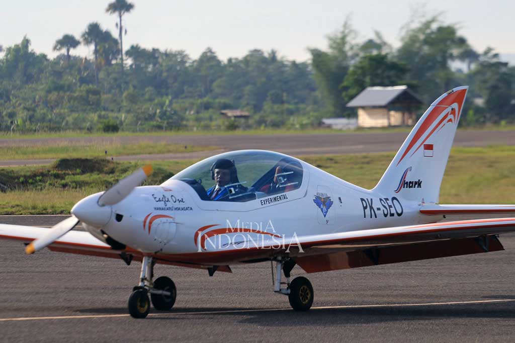 Irwandi menerbangkan sendiri pesawat shark aero menuju  Bandara Malikussaleh, Aceh Utara untuk melantik Wali Kota-Wakil Wali Kota Lhokseumawe dan Bupati-Wakil Bupati Aceh Utara. MI/Ferdian Ananda Majni