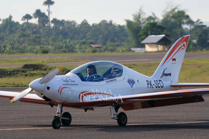 Irwandi menerbangkan sendiri pesawat shark aero menuju  Bandara Malikussaleh, Aceh Utara untuk melantik Wali Kota-Wakil Wali Kota Lhokseumawe dan Bupati-Wakil Bupati Aceh Utara. MI/Ferdian Ananda Majni