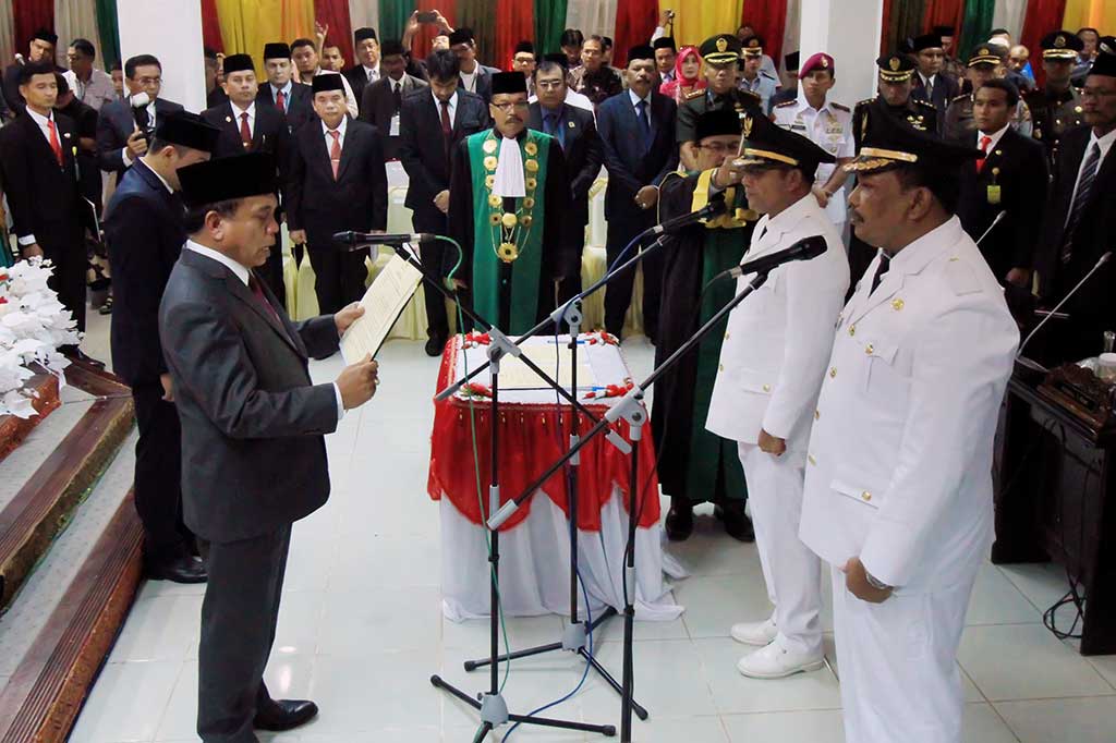 Gubernur Aceh Irwandi Yusuf (kiri) membacakan sumpah jabatan Wali Kota/Wakil Wali Kota Lhokseumawe terpilih periode 2017-2022 Suadi Yahya (kedua kanan) dan Yusuf Muhammad (kanan) saat rapat paripurna istimewa DPRK di Lhokseumawe. ANTARA/Rahmad