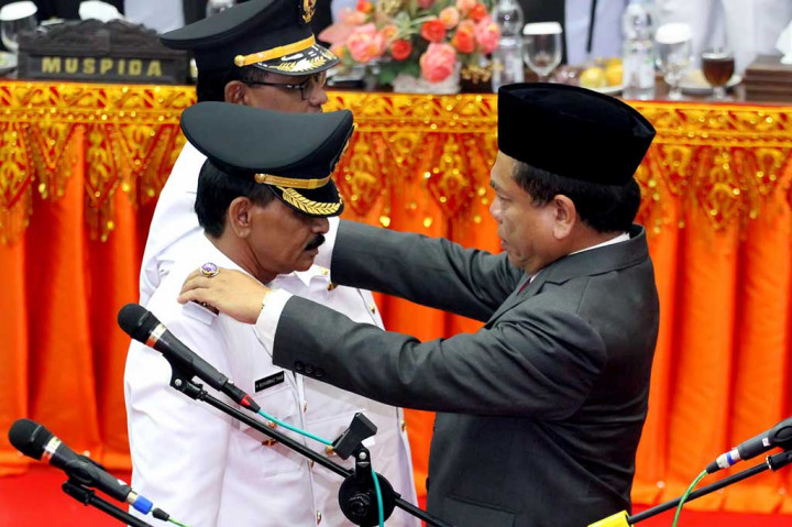 Gubernur Aceh Irwandi Yusuf menyematkan tanda pangkat dan jabatan kepada Bupati dan Wakil Bupati Aceh Utara periode 2017-2022 Muhammad Thaib (kiri) dan Fauzi Yusuf. ANTARA/Rahmad