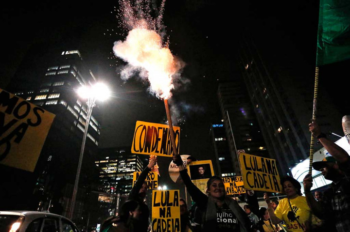 Warga menyambut dengan suka cita di Sao Paulo, Rabu (12/7/2017), setelah mantan Presiden Brasil Luiz Inacio Lula da Silva divonis 9,5 tahun penjara.