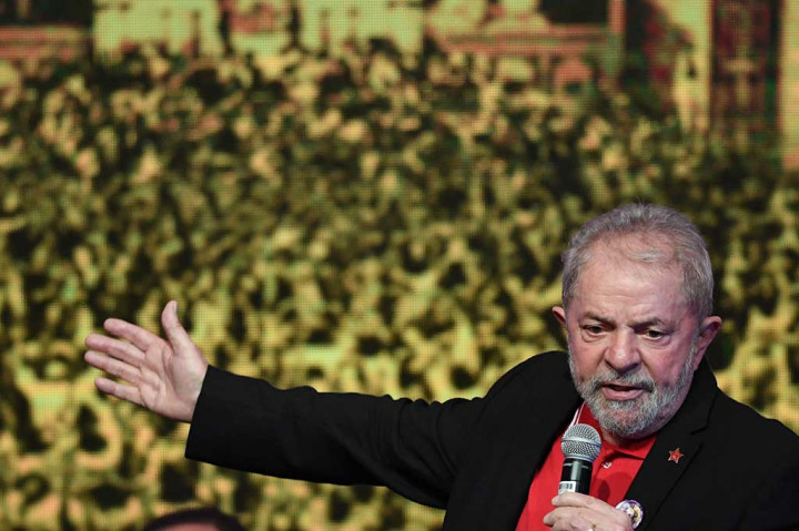 Lula yang menjabat sebagai presiden dari 2003-2010 tetap bisa menghirup udara bebas karena masih menunggu proses banding.