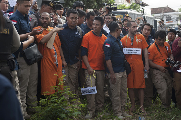 Sedangkan dua napi lain yaitu Shaun Edward Davidson  warga Australia dan Tee Kok King Bin Tee Kim Sai warga negara Malaysia diperankan petugas, karena keduanya belum tertangkap.