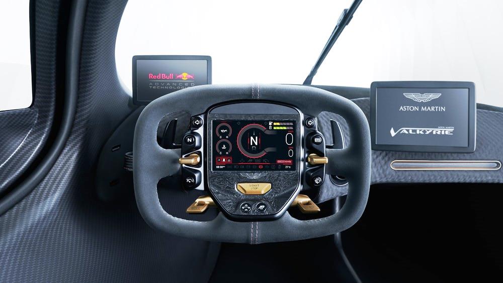 Di tengah lingkar kemudinya yang mudah dicopot dan penuh tombol ala mobil balap F1, terdapat monitor untuk tampilan data teknis mobil. Layar monitor kecil di pilar A merupakan 'kaca spion' dan di tengah untuk mengkontrol perangkat hiburan.