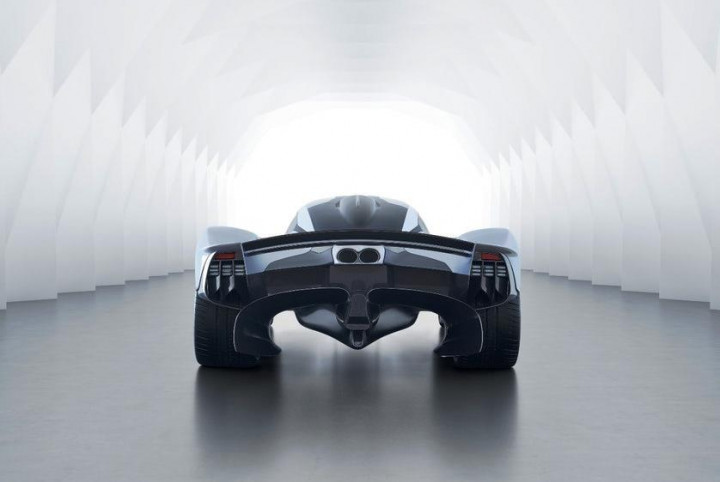 Kecanggihan utama Valkyrie adalah desain underbody berupa V-Tunnel yang dirancang untuk dapat cepat mengalirkan angin dari depan sebanyak-banyaknya ke belakang mobil.