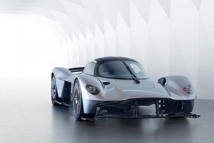 Pasar hypercar terhitung sangat sempit, tetapi berkantong sangat tebal. Yaitu para kolektor kaya raya yang menggilai kecepatan.
