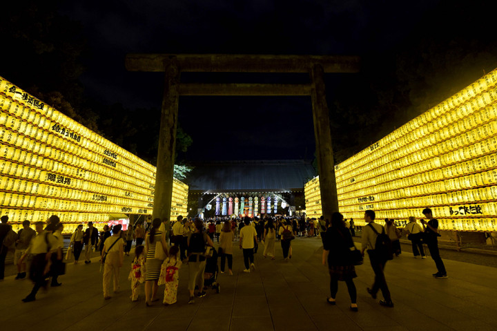 Sekitar 300.000 orang datang ke festival Mitama Matsuri di Kuil Yasukini, Tokyo. Acara tahunan ini merupakan salah satu festival obon terbesar di Tokyo.