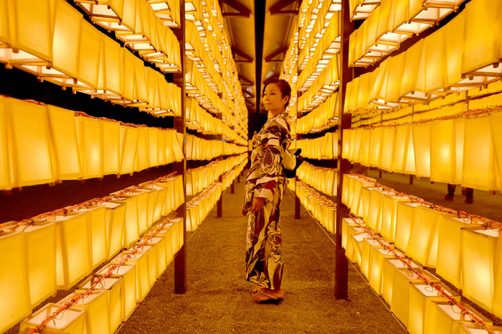 Festival Mitama Matsuri pertama kali diadakan pada tahun 1947. Acara ini terkenal dengan 30 ribu lentera yang menghiasi jalan ke kuil.