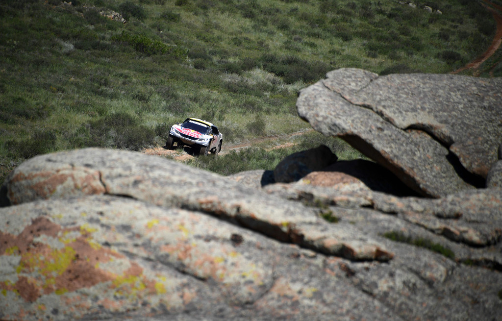 Peugeot pacuan Stephane Peterhansel dan Jean Paul Cottret melacu di perbukitan batu. Reli yang start di Rusia akan finish di Tiongkok.