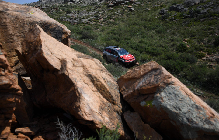 Binglong Lu dan He Sha memacu SUV buatan Tiongkok. Bagi industri otomotif Tiongkok, reli ini adalah ajang promosi yang sangat penting.