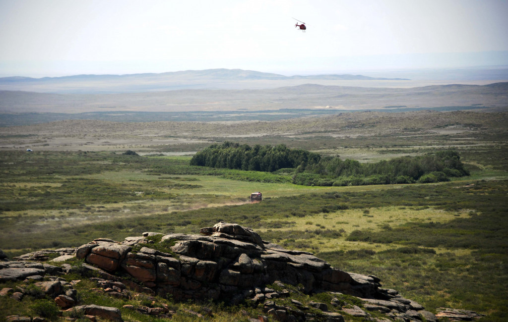 Helikopter pemantau di atas truk yang dikendarai trio Siarhei Viazovich (driver), Pavel Haranin (co-drivers ) dan Andrei Zhyhulin (navigator) asal Belarusia. 