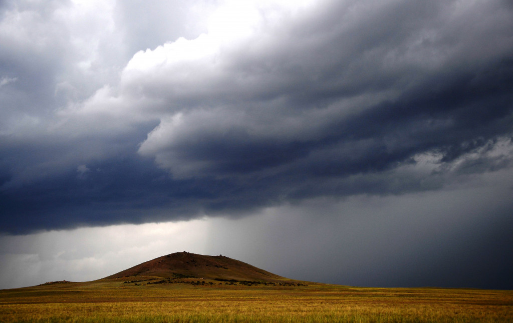 Mendung tebal dan tirai hujan lebat nampak di kejauhan. Medan reli yang berada di dataran tinggi sangat rawan badai, terlebih Asia saat ini sudah memasuki musim penghujan.
