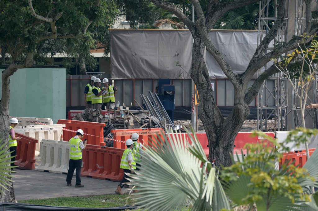 Tiim dari Otoritas Transportasi Darat langsung meneliti lokasi runtuhnya konstruksi jalan layang. Musibah seperti ini tergolong sangat langka di Singapura.