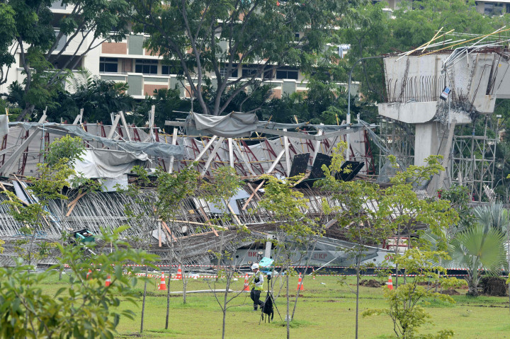 Sebagian kontruksi jalan layang yang sedang dikerjakan tiba-tiba runtuh. Seorang pekerja tewas dan 10 lainnya luka-luka karena tak sempat menyelamatkan diri.