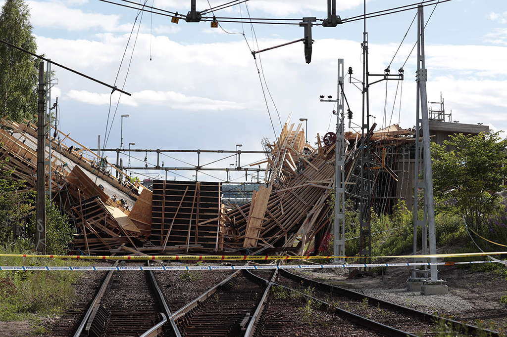 Jembatan yang roboh tersebut tengah dibangun di atas rel kereta api oleh perusahaan konstruksi Skanska. Penyebab ambruknya jembatan belum diketahui.