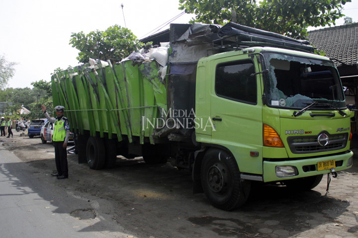 Sementara itu, sopir bus dan truk serta kondektur diamankan guna menjalani pemeriksaan. Polisi juga belum menetapkan tersangka dalam kasus ini.