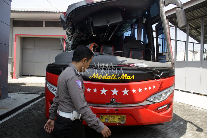Kecelakaan maut ini terjadi diduga sopir bus ugal-ugalan dan saat melintas di tikungan tajam, bus dari arah Denpasar Bali ke Malang ini tiba-tiba berpapasan dengan truk besar. Upaya sopir bus menghindari benturan tak terhindarkan sehingga bagian kanan bodi bus rusak berat.

