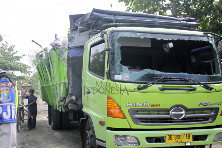Kecelakaan maut terjadi di Jalan Raya Bentar, Desa Curahsawo, Kecamatan Gending, Kabupaten Probolinggo, Provinsi Jawa Timur. Kecelakaan maut tersebut melibatkan bus malam PO Medali Mas nopol N-7130-UA dengan truk Hino nopol DR-8600-AB, terjadi Jumat (14/7), sekitar pukul 03.00 WIB.
