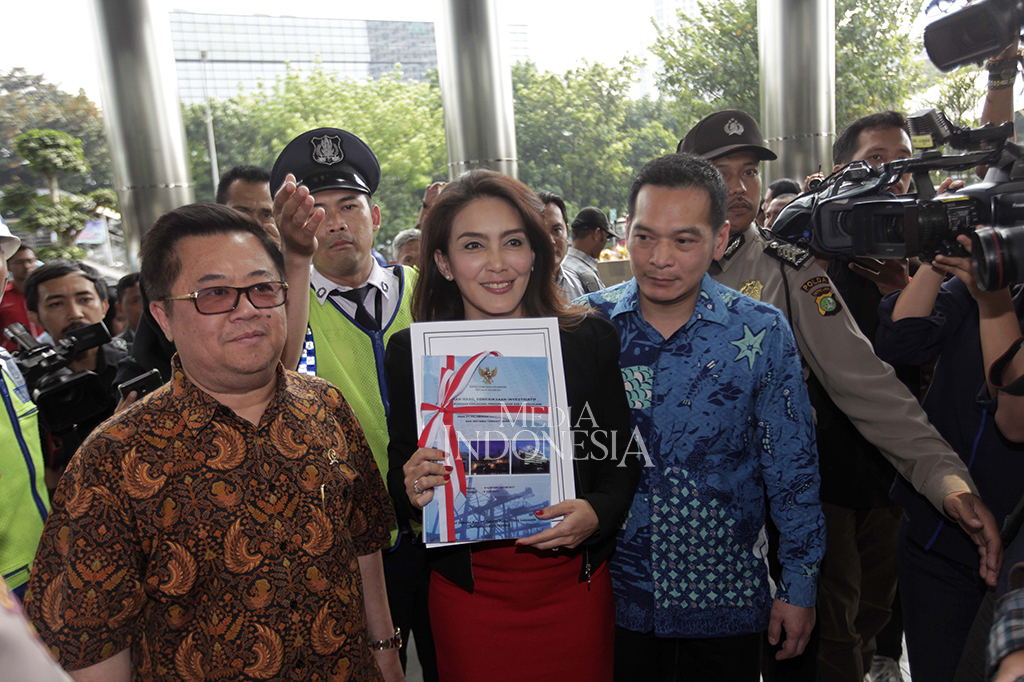 Ketua Pansus Pelindo II DPR RI Rieke Diah Pitaloka bersama anggota pansus Daniel Johan dan Darmadi Durianto menunjukkan berkas hasil audit investigatif BPK soal Pelindo II ketika tiba di Gedung KPK, Jakarta.