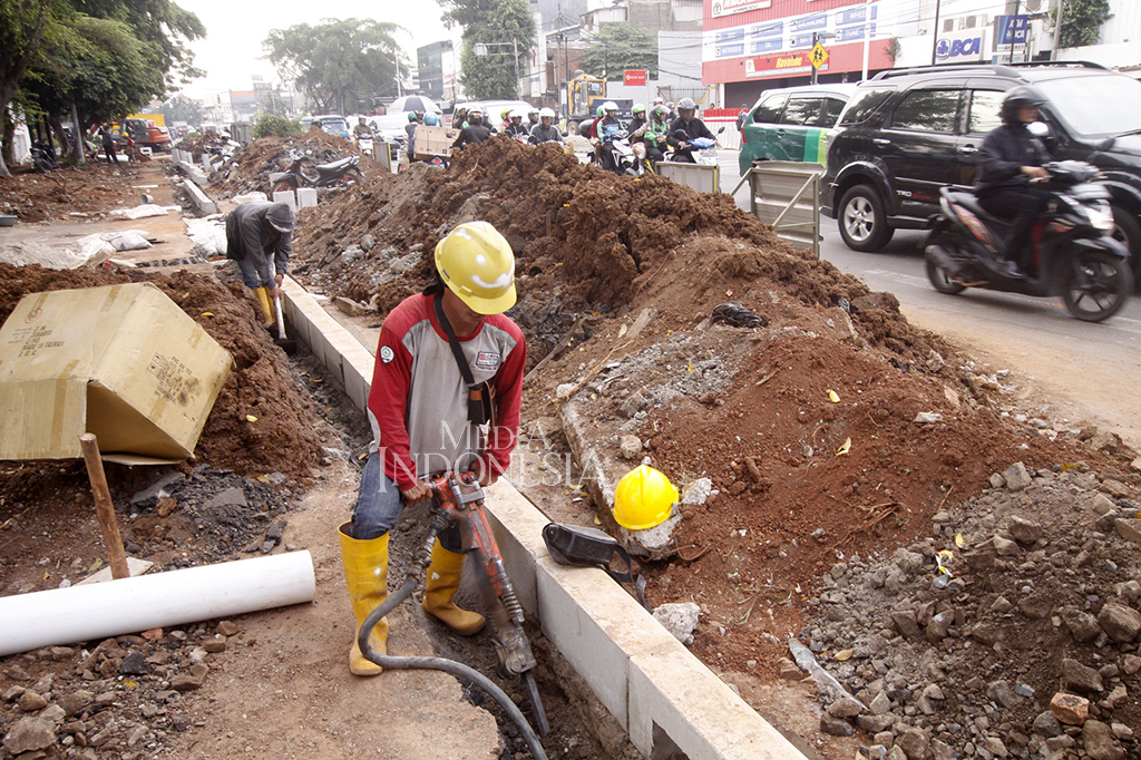 Revitalisasi ini dilakukan untuk memperindah trotoar dan memberikan kenyamanan bagi pengguna jalan.

