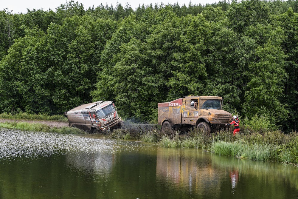 Bala bantuan evakuasi belum datang, truk lain pun turun tangan membantu. Walau bersaing satu sama lain, tetapi tolong menolong harus diutamakan. 