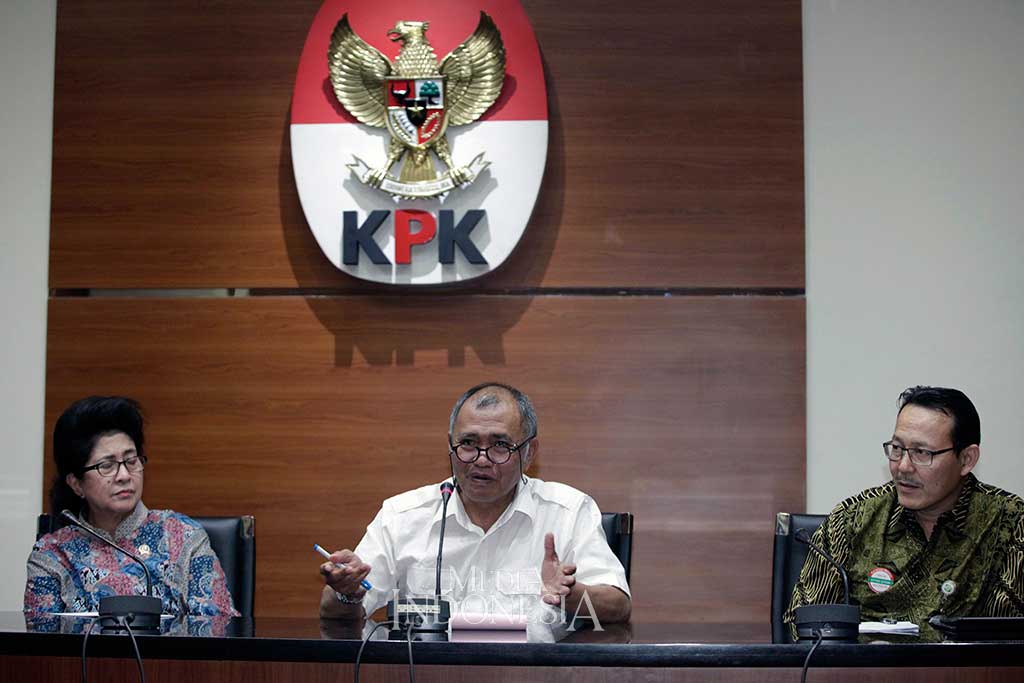 Ketua KPK Agus Rahardjo (tengah) bersama Menteri Kesehatan Nila F Moeloek (kiri) dan Dirut BPJS Kesehatan Fachmi Idris menyampaikan pernyataan pers di Gedung KPK, Jakarta, Rabu (19/7/2017).