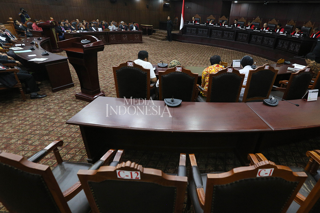 Ahok mengajukan uji materi dengan alasan bahwa cuti bagi petahana menghambat jalannya program kerja yang sudah disusun olehnya. Sebab, dirinya menjadi tidak bisa mengawasi pelaksanaan penyusunan anggaran dan penandatangan program-program yang akan berjalan.
