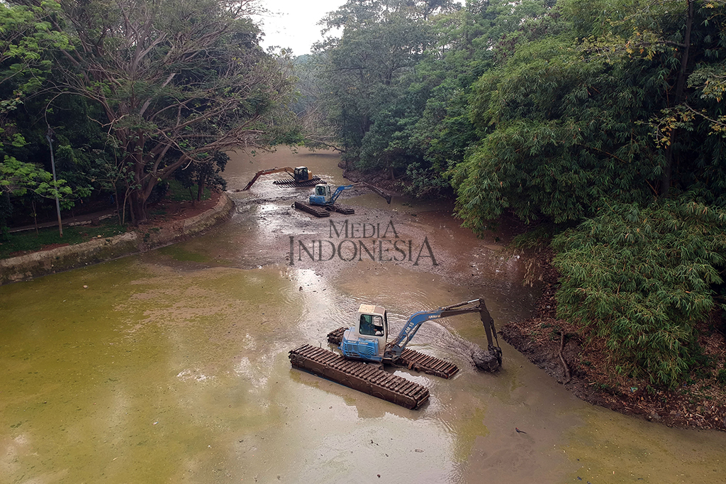 Pengerjaan pengerukan sedimen lumpur yang berada di Waduk Hutan Kota sudah dilakukan sejak awal Mei 2017. 