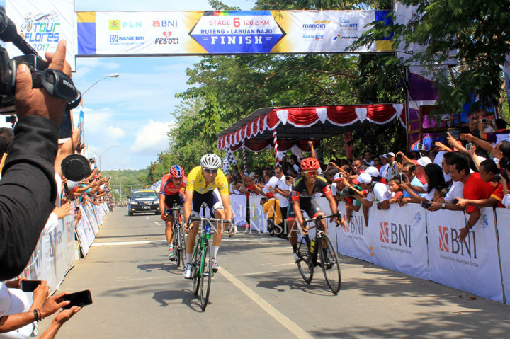 Pebalap Perancis Thomas Lebas melintasi garis finis Etape VI Tour de Flores (TdF) 2017 rute Ruteng-Labuan Bajo. Lebas menjuarai TdF 2017 dengan catatan waktu 19 jam 38 menit 21 detik. 