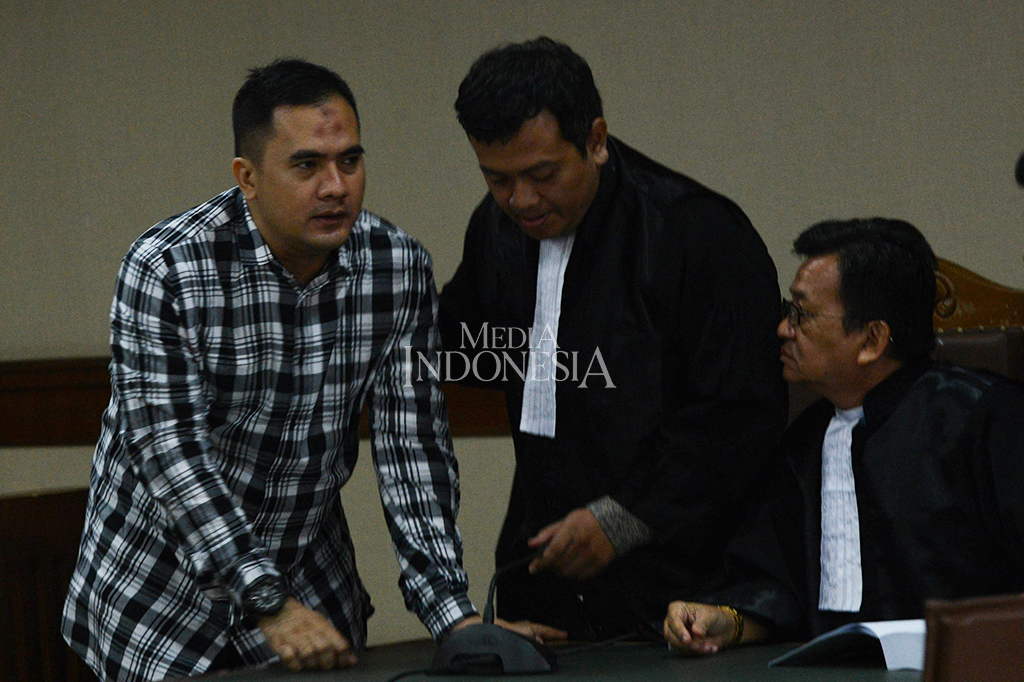 Selain itu, Saipul Jamil juga dituntut membayar denda Rp100 juta, subsider enam bulan kurungan.