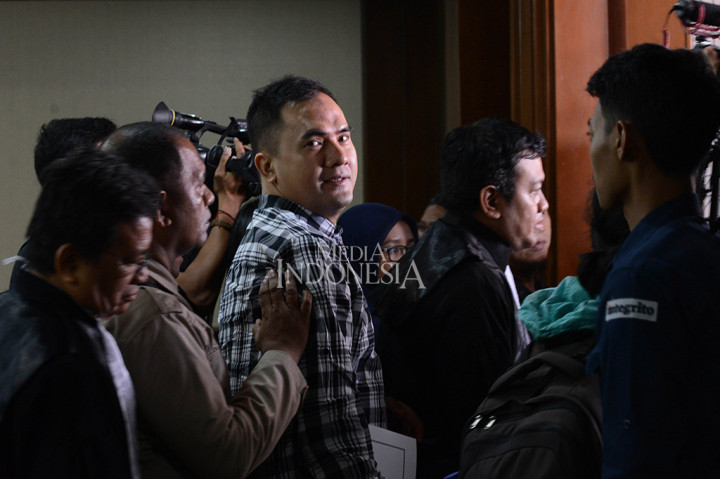 Terdakwa kasus suap panitera Pengadilan Negeri Jakarta Utara Saipul Jamil meninggalkan ruangan setelah menjalani sidang lanjutan dengan agenda pembacaan tuntutan di Pengadilan Tipikor, Jakarta.