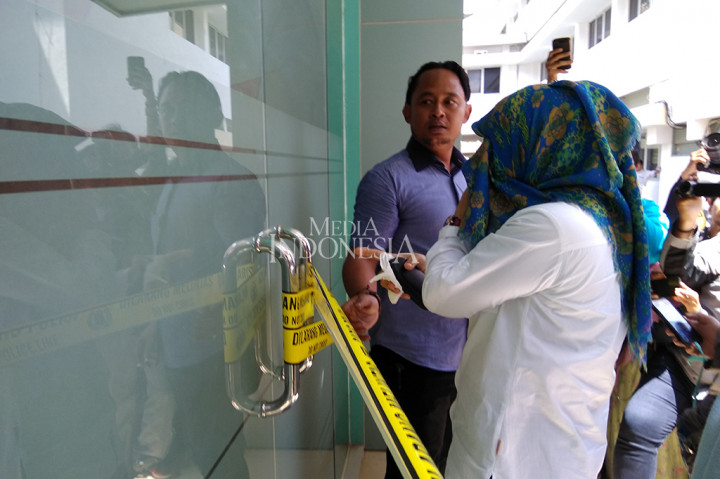 Gedung sertifikasi yang menjadi tempat pengumpulan data-data tunjangan profesi guru turut disegel Polisi. Selain itu, sejumlah pegawai masih diperiksa oleh Polisi di ruang tertutup.