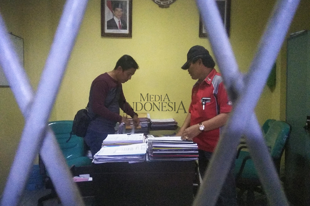 Dari pemeriksaan tersebut, Petugas mengamankan beberapa berkas dan amplop yang berisi uang tunai pecahan ratusan ribu. Serta data-data sekolah yang diamankan dari gedung sertifikasi untuk dilakukan pemeriksaan.