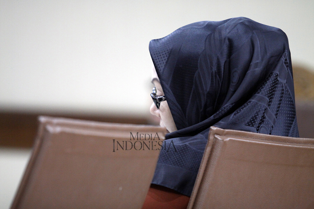 Atut dinilai terbukti memperkaya dirinya sebanyak Rp 3,8 miliar dan memperkaya adiknya Tubagus Chaeri Wardhana Rp 50 miliar. 