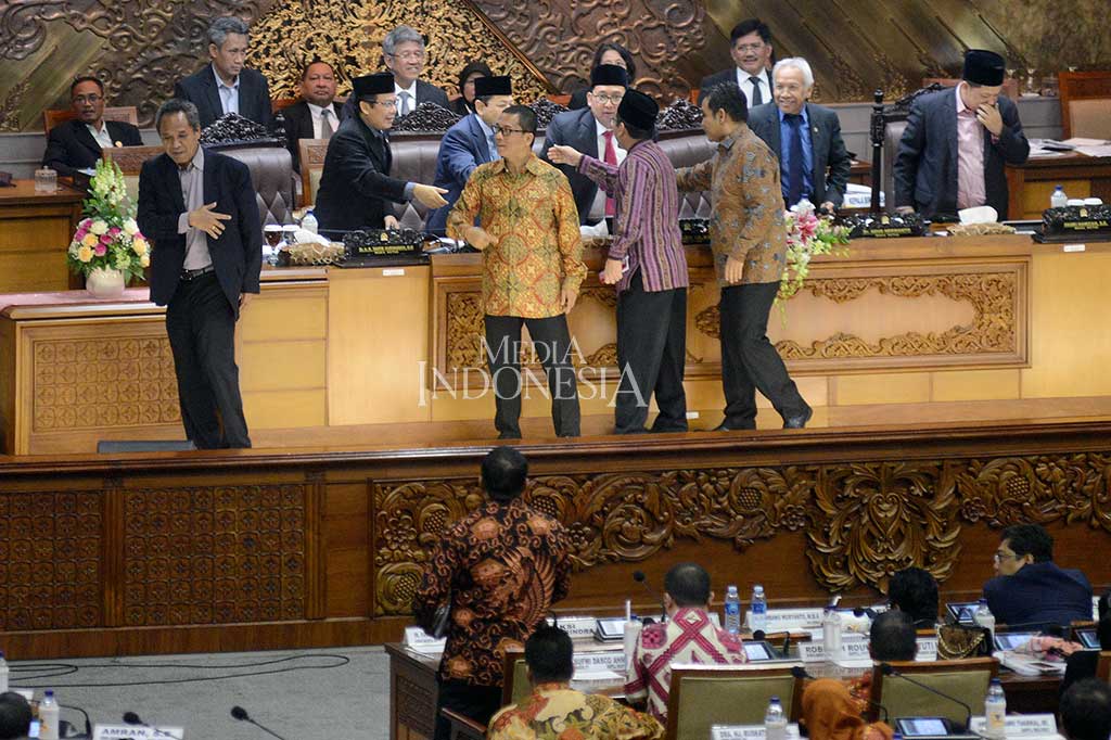 Perwakilan dari Fraksi Partai Gerindra, Partai Amanat Nasional, Partai Demokrat, dan Partai Keadilan Sejahtera menyalami pimpinan DPR saat agenda voting rapat paripurna RUU Pemilu di Gedung Parlemen, Senayan, Jakarta, Jumat (21/7/2017) dini hari. 