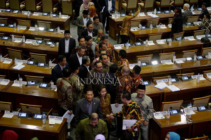 Anggota DPR dari empat fraksi yakni F- Gerindra, F-PAN, F-PKS dan F-Demokrat meninggalkan ruang sidang sebelum pengesahan RUU Pemilu.