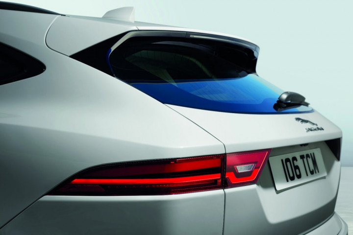 Lekukan seksi overfender dan brakelamp LED sipit menegaskan kelas E-Type sebagai small SUV berkelas.