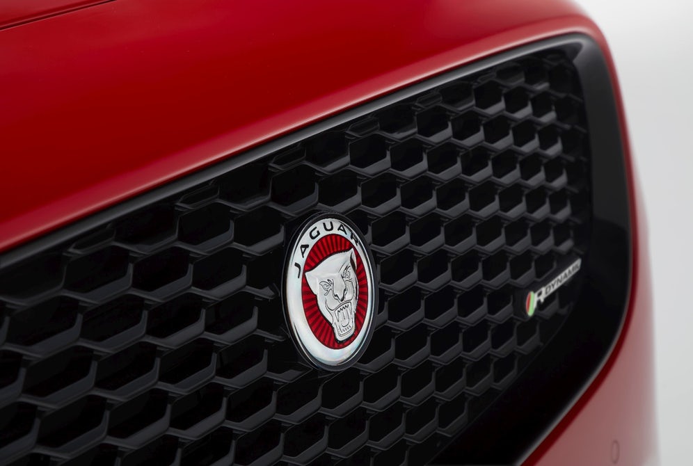 Sumber tenaganya adalah mesin R-Dynamic yang mampu menghasilkan tenaga sebesar 296 daya kuda.