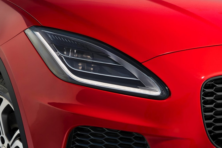 Bentuk headlamp mengambil ide dari F-Type.