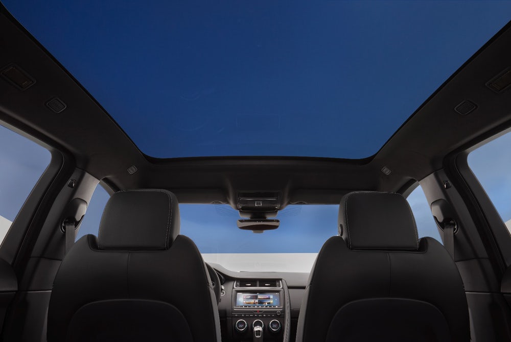 Fitur unggulan Jaguar E-Pace adalah moonroof selebar atap. Bila dipasarkan di negara tropis seperti Indonesia, boleh jadi fitur ini akan sia-sia.