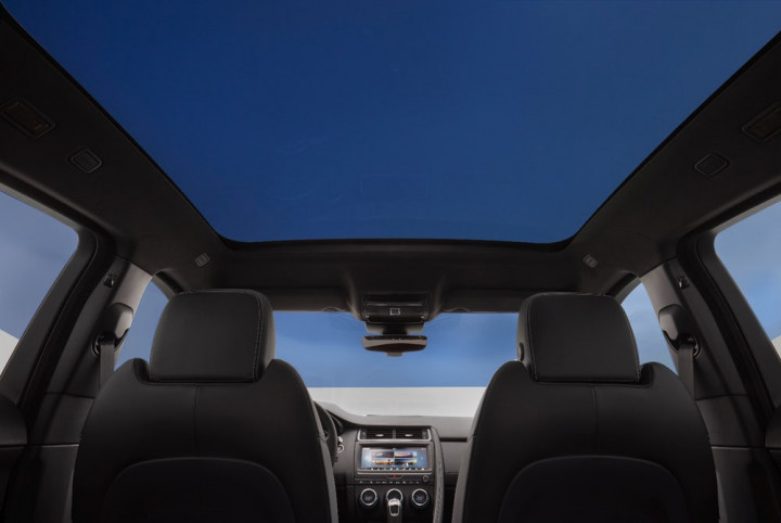 Fitur unggulan Jaguar E-Pace adalah moonroof selebar atap. Bila dipasarkan di negara tropis seperti Indonesia, boleh jadi fitur ini akan sia-sia.