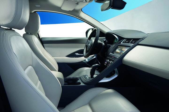 Bila interiornya tidak berlapis kulit lembut dan mewah seperti ini, pasti bukan produk Jaguar.