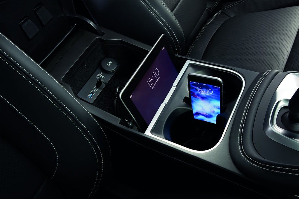 Bukan hanya Iphone dan Ipad yang bisa dikoneksikan dengan fitur Jaguar E-Pace. Small SUV mewah ini bahkan bisa diakses jarak jauh melalui wareable gadget yang sedang berkembang.