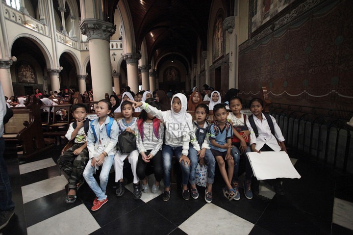 Sejumlah anak mengikuti pengenalan sejarah Katedral dalam acara Festival Suara Anak di Gereja Katedral, Jakarta Pusat, Sabtu (22/7). 