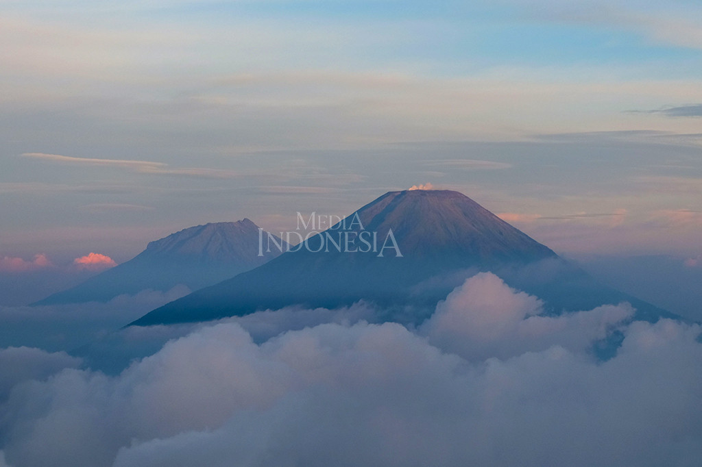 Gunung Prau terletak di kawasan dataran tinggi Dieng, Kabupaten Wonosobo, Desa Patakbanteng dengan ketinggian 2.565 Mpdl.