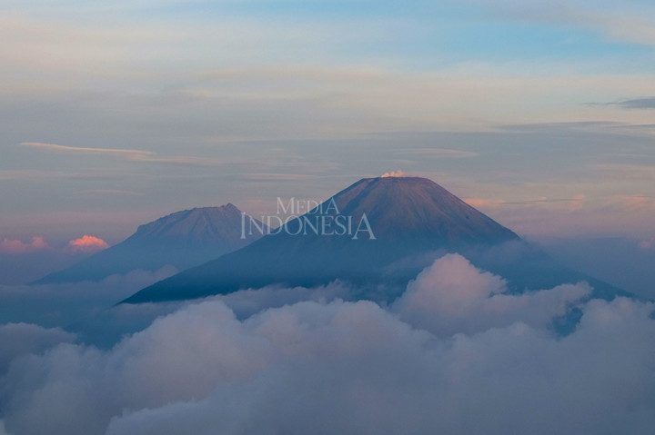 Gunung Prau terletak di kawasan dataran tinggi Dieng, Kabupaten Wonosobo, Desa Patakbanteng dengan ketinggian 2.565 Mpdl.